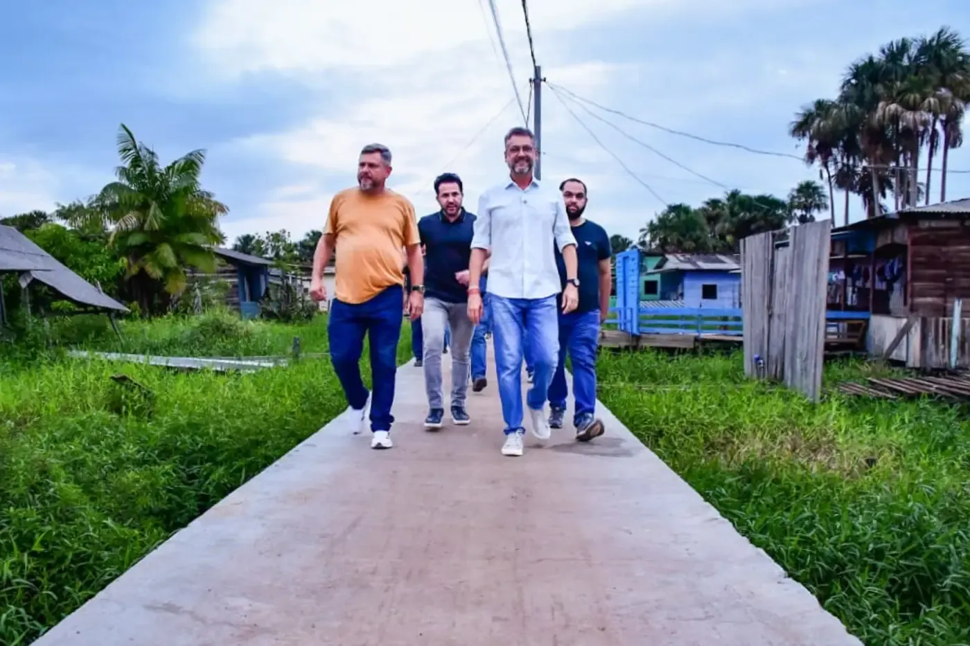 Clécio vistoria passarela em concreto construída pelo Governo na Zona Norte de Macapá
