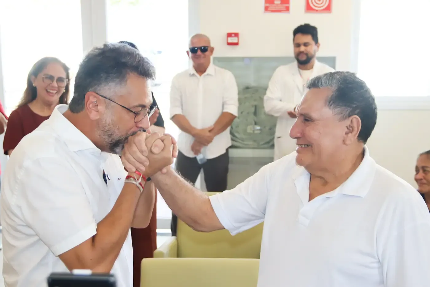 'Isso é curar e cuidar da saúde das pessoas com amor', celebra governador Clécio ao acompanhar alta do primeiro paciente do Centro de Radioterapia