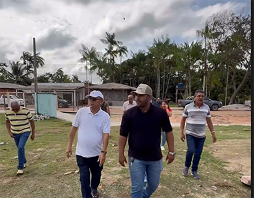 Prefeito Chico Nó visita obras e acompanha finalização de praça no Maracá
