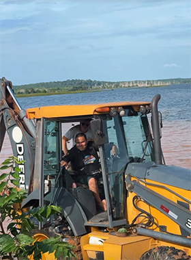 Prefeito de Porto Grande pilota trator em ação de limpeza da orla e reforça compromisso com zeladoria