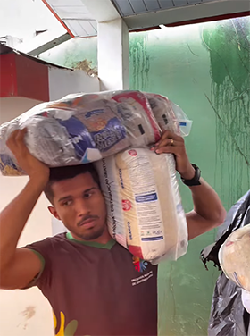 Prefeitura de Amapá recebe cestas básicas para famílias afetadas pela vassoura-de-bruxa