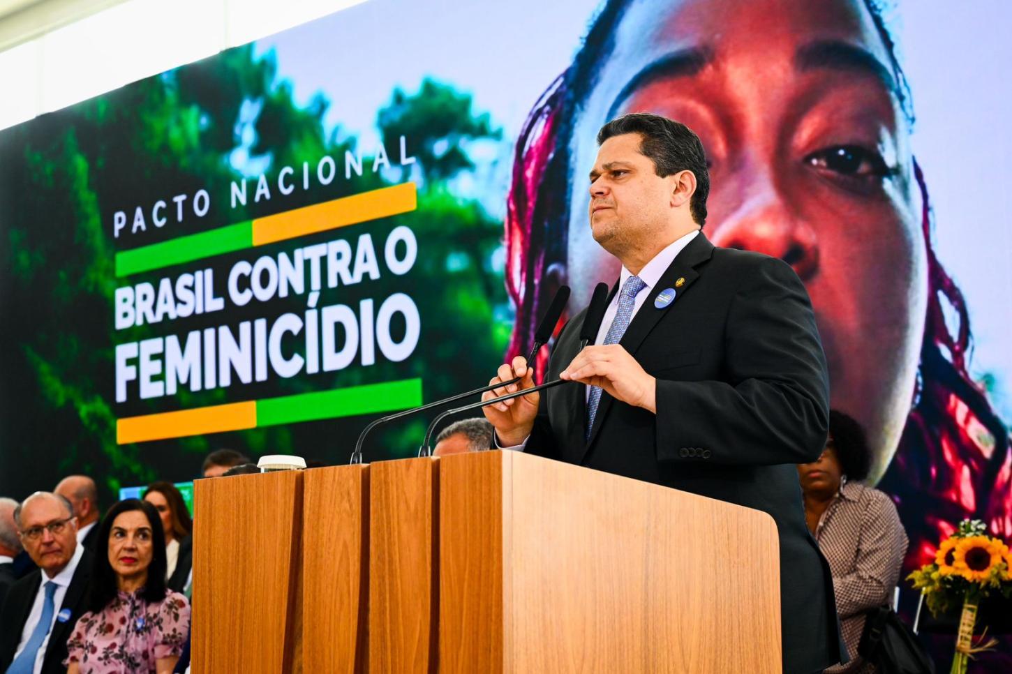 Davi Alcolumbre participa da assinatura do Pacto entre os Três Poderes de enfrentamento ao Feminicídio