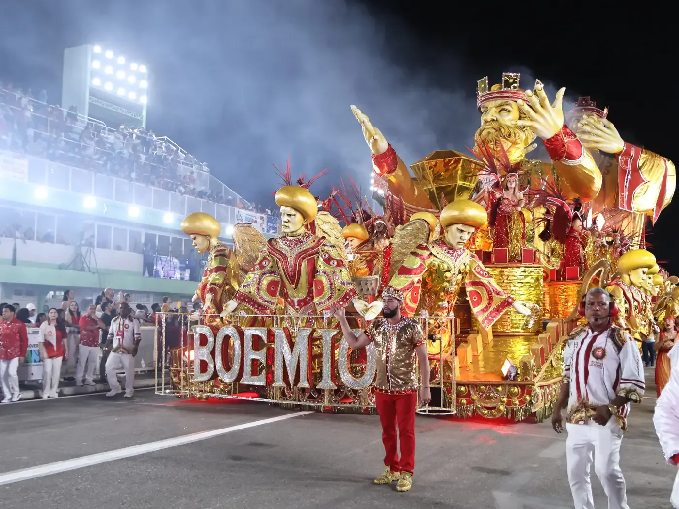 Do Caos à Redenção: Boêmios do Laguinho encerra 1º dia no Sambódromo com mensagem de renascimento
