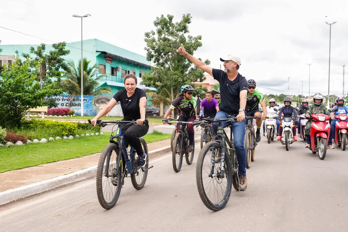 Em ritmo acelerado no Sul do Amapá, governador Clécio encerra maratona no Laranjal do Jari com entrega de 12 km de asfalto e autoriza mais 14 km