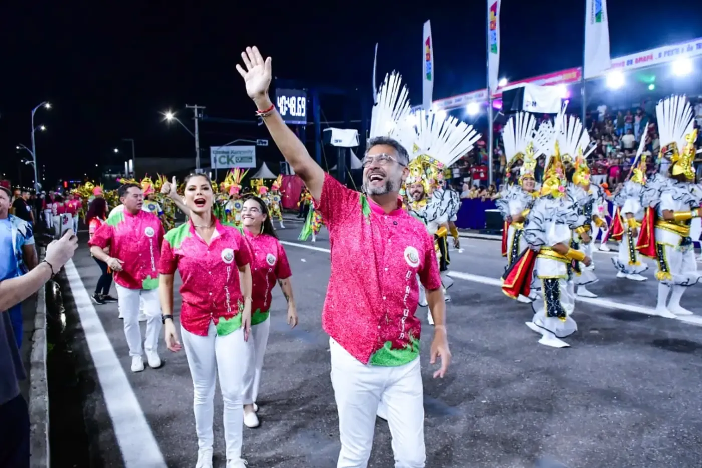 Governador Clécio celebra sucesso do desfile de escolas de samba no Sambódromo: 'um dos melhores carnavais do Brasil'