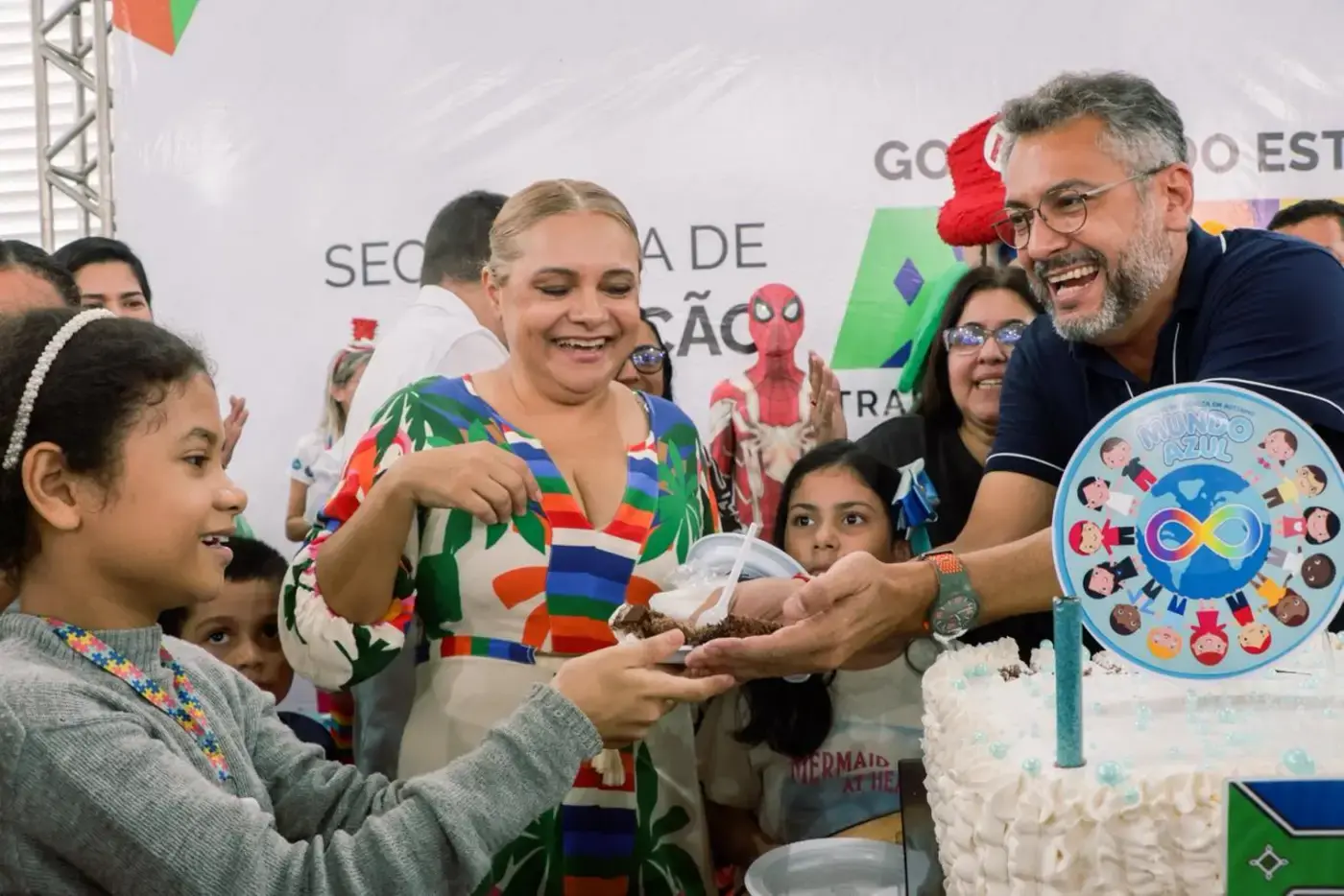 ‘Mais que um prédio ou um veículo, são meios que garantem acessibilidade’, afirma Clécio ao entregar quadra e ônibus ao Centro Mundo Azul, em Santana