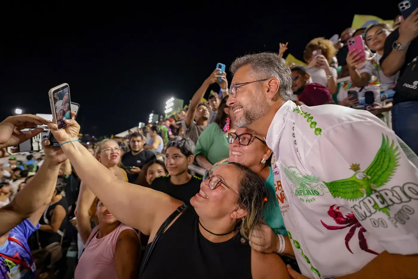 'Para todo mundo torcer, assistir e festejar o Carnaval da Ivaldo Veras', celebra governador Clécio nas arquibancadas lotadas no Sambódromo de Macapá