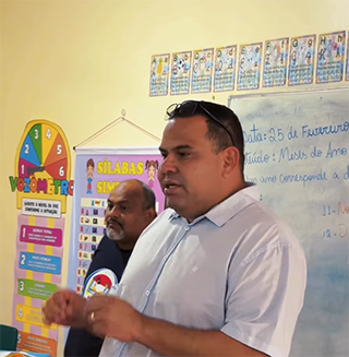 Prefeito Elielson visita Escola Acre e fala com alunos e educadores sobre investimentos na educação 