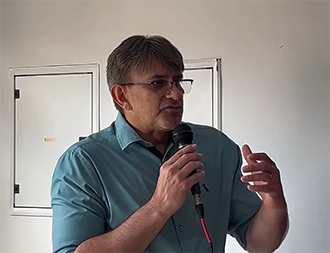 Prefeitura de Pracuúba entrega kits de alimentos a agricultores afetados pela praga da mandioca