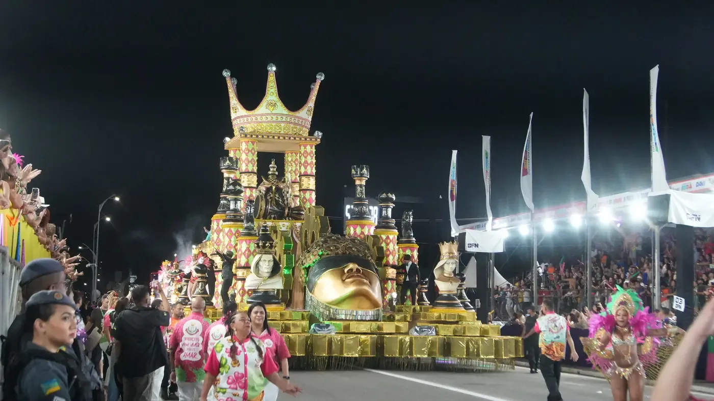 Xeque-Mate na Avenida: Maracatu da Favela aposta alto e entrega espetáculo de estratégia e cor no Carnaval 2026