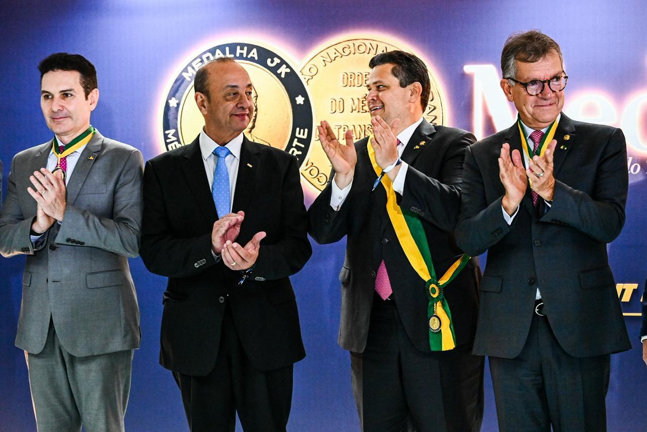Davi Alcolumbre recebe Medalha JK da CNT e destaca importância da infraestrutura para a Amazônia