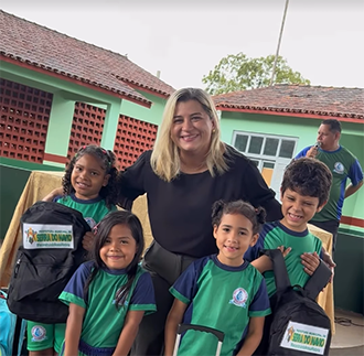 Paulinha acompanha entrega de kits escolares e reforça apoio às famílias e estudantes