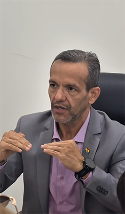 Prefeito DaLua recebe servidores da zona rural para discutir retirada de benefício de interiorização