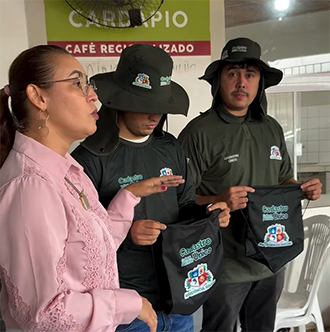 Prefeitura de Santana entrega mais de 200 uniformes para servidores da Assistência Social