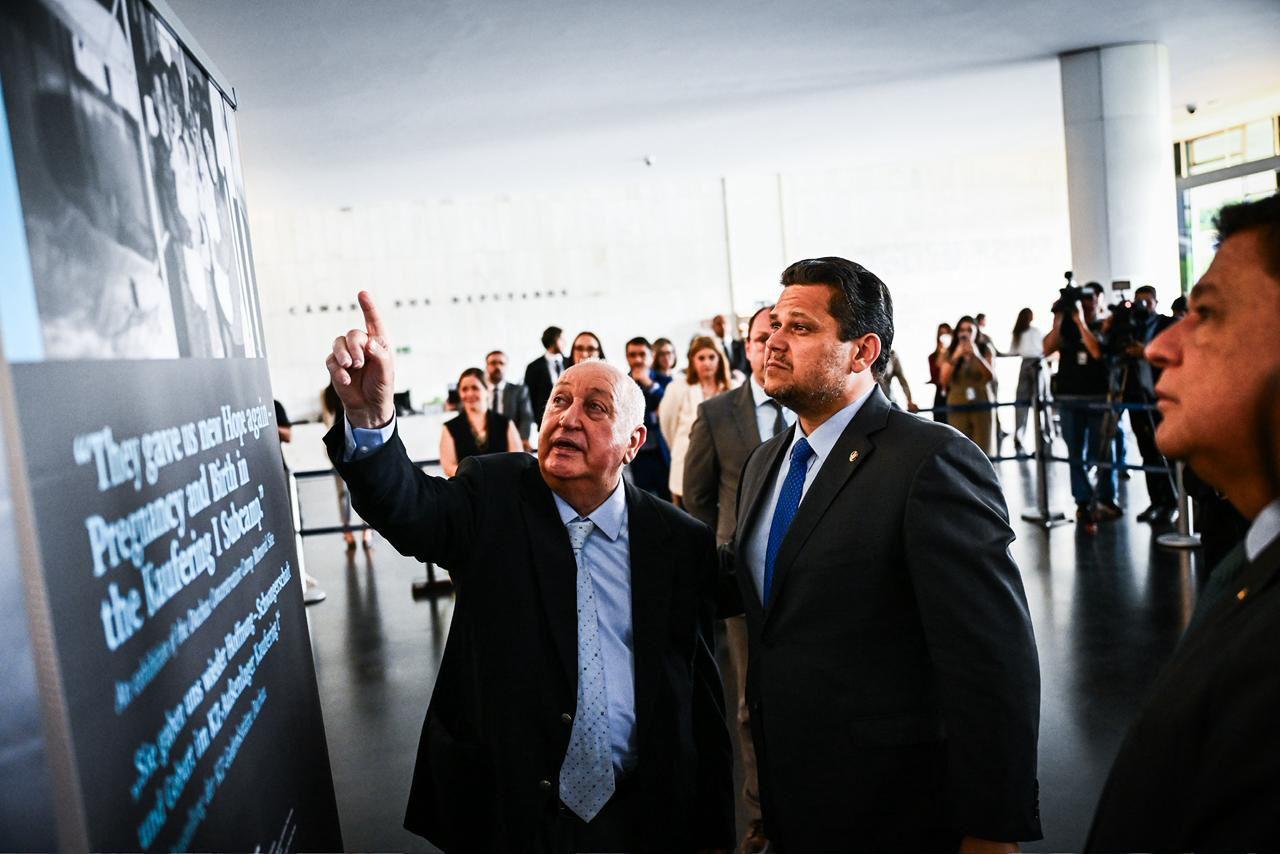 Presidente Davi Alcolumbre abre exposição sobre sobreviventes do Holocausto e destaca dever de memória no Congresso Nacional