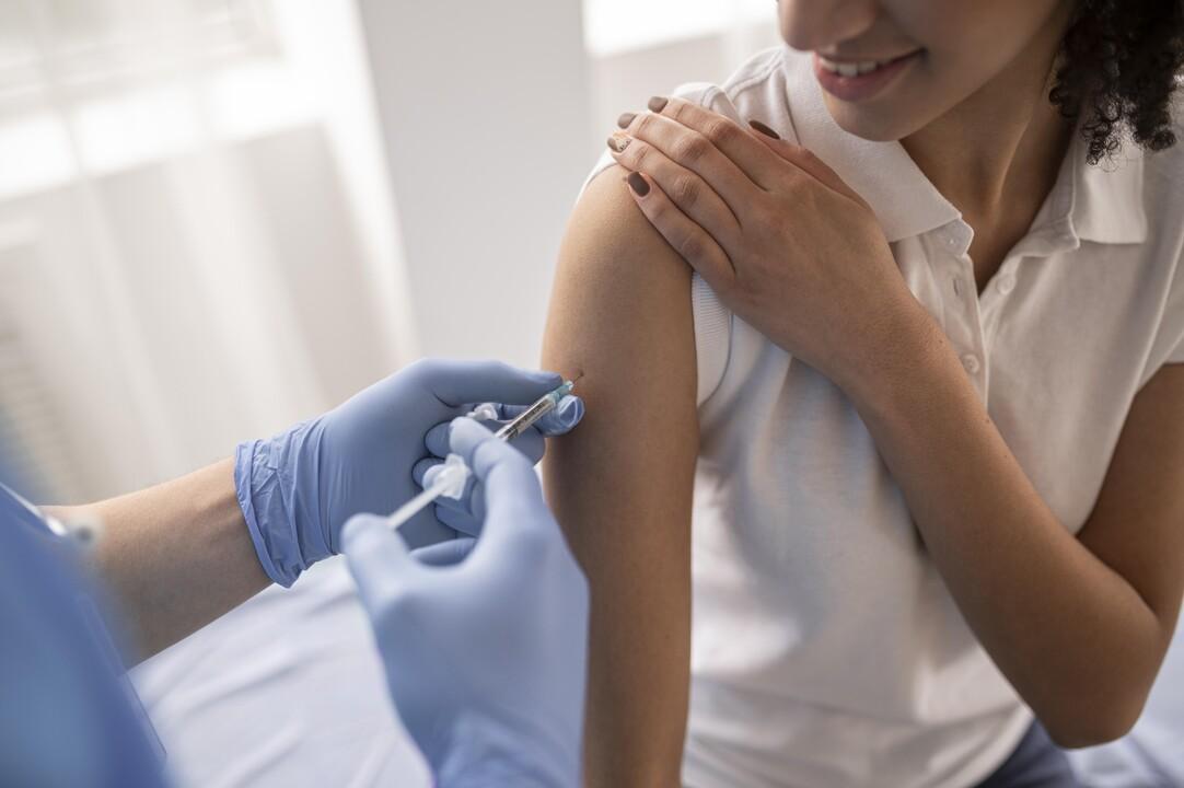 Vacinação contra dengue é ampliada para profissionais da saúde em unidades básicas