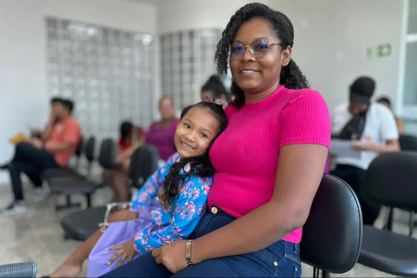 ‘Vale a pena a distância’, diz mãe da comunidade do Ariri, que percorreu mais de 30 km para tratar a filha no CEO II, em Macapá