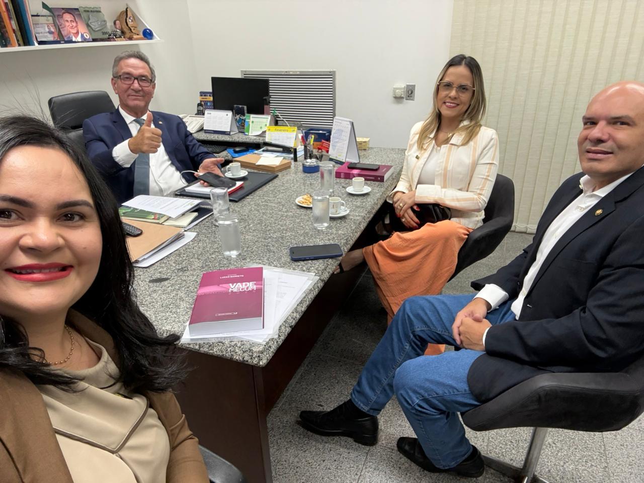 Vereadoras de Cutias articulam emenda com Lucas Barreto para mobiliar nova sede da Câmara