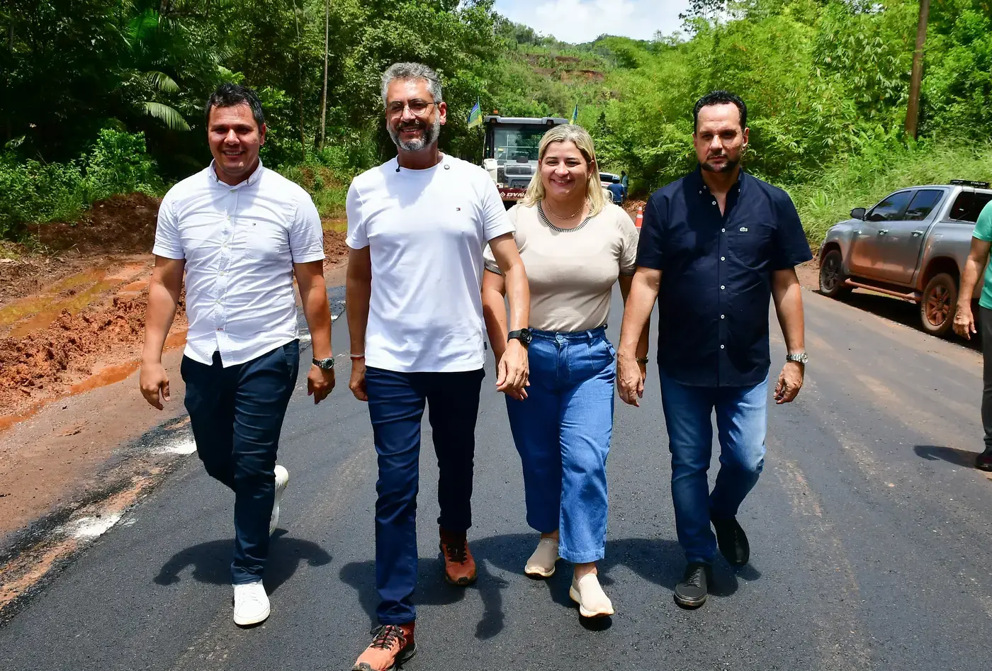 Clécio acompanha pavimentação inédita em ramal de acesso à Colônia de Água Branca, gerando desenvolvimento para Serra do Navio