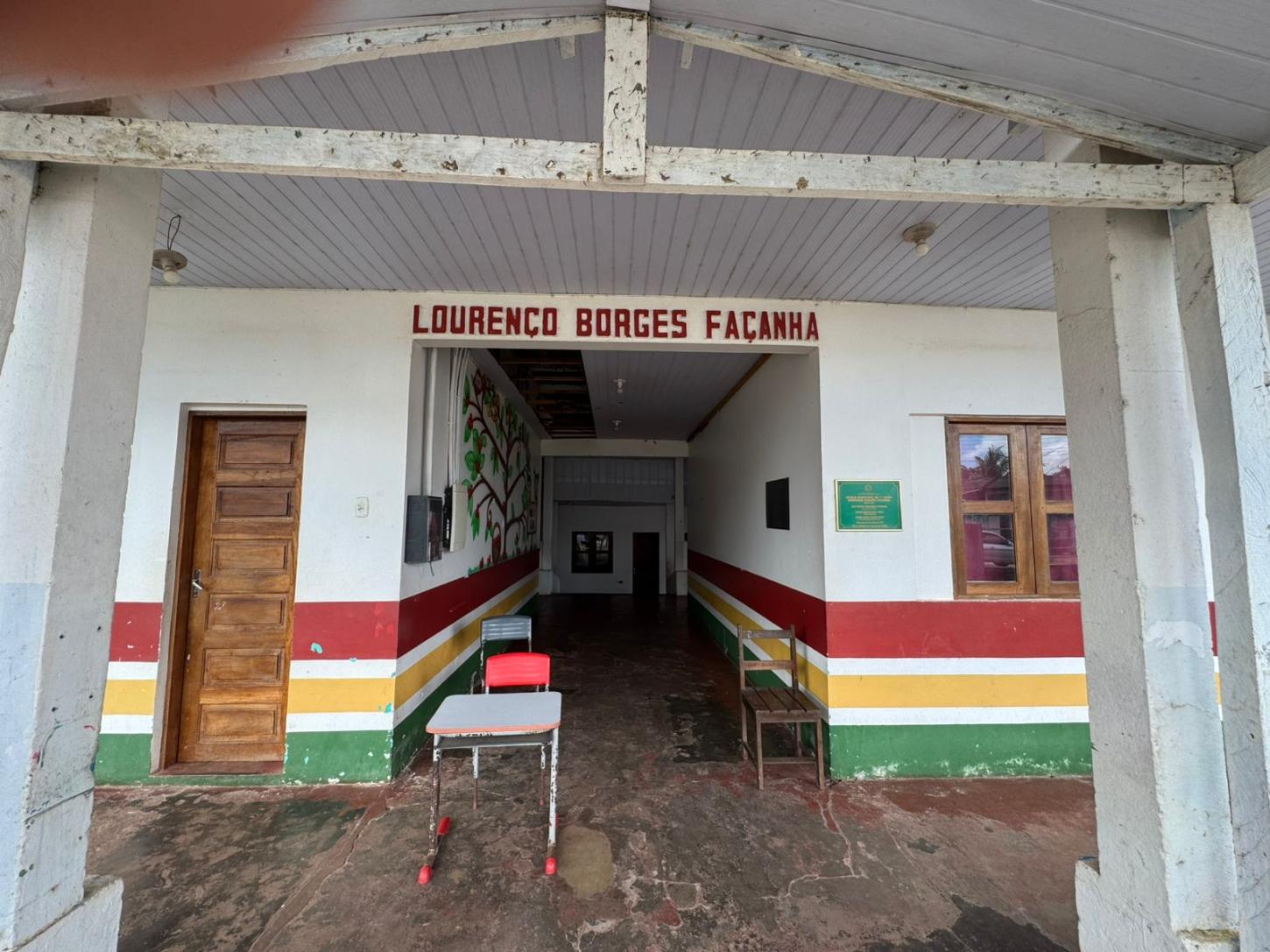 DESCASO E PERIGO: Escola Municipal Lourenço Borba em estado de abandono