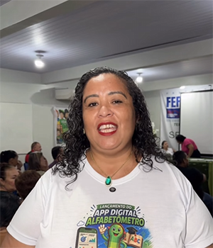 Ferreira Gomes aposta em tecnologia educacional e celebra desempenho de alunos em avaliação estadual
