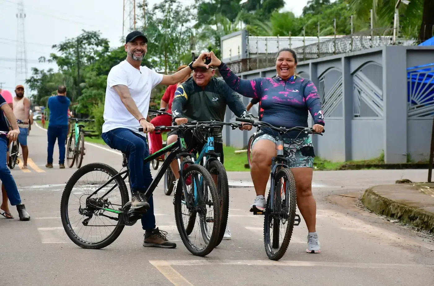 Governador Clécio entrega 5,4 km de asfalto em Calçoene com pedalada comunitária