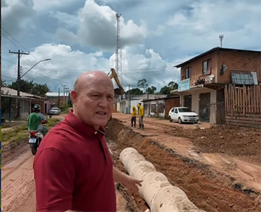 Prefeito de Santana acompanha obra de pavimentação e destaca etapa de drenagem