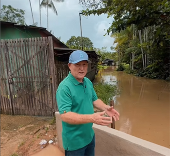 Prefeito de Santana monitora canal no bairro Hospitalidade durante o feriado de Páscoa