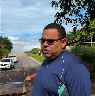 Prefeito Elielson avalia solução para infiltração em via asfaltada