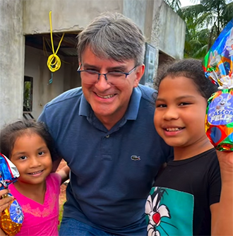 Prefeito Júnior Leite realiza entrega de lembranças de Páscoa a alunos da rede municipal