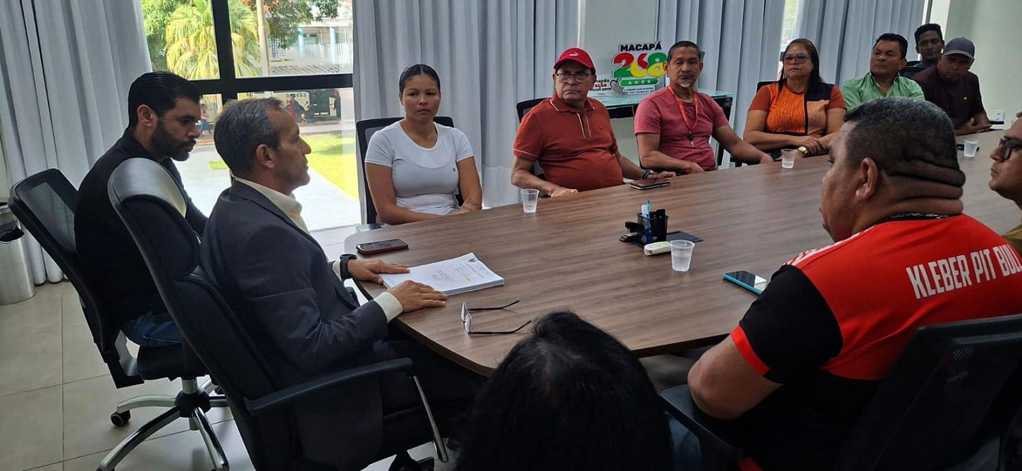 Prefeito Pedro DaLua recebe vigilantes que buscam receber 14 meses de salários atrasados