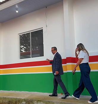 Prefeito Pedro DaLua visita obra da Escola Amapá paralisada há mais de três anos