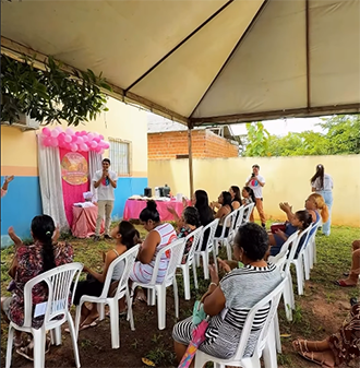 Prefeitura leva ação do Mês da Mulher ao ponto de apoio do Brasil Tropical