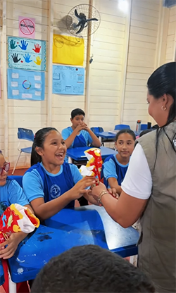Vereadora Carol leva carinho e ovos de Páscoa a crianças do distrito do Cupixi