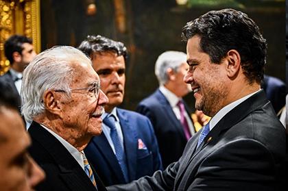 Davi participa de lançamento de coletânea literária de José Sarney no Congresso Nacional