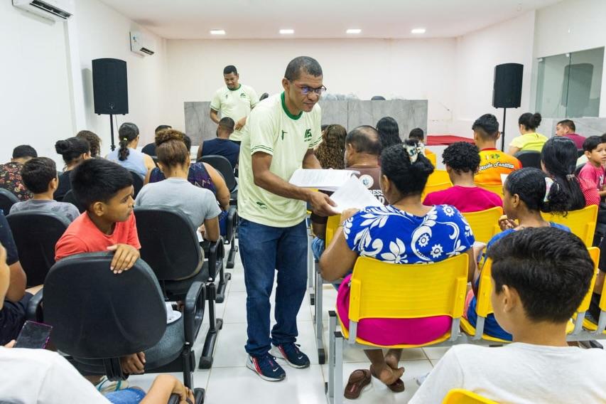 Instituto Forte Abraço entrega quase 100 uniformes a crianças e adolescentes em Mazagão