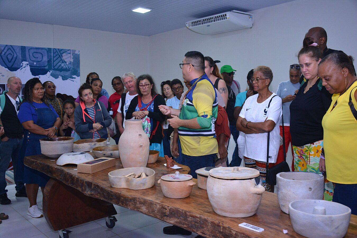 Museu de Artes de Macapá recebe turistas franceses em imersão pela cultura amapaense