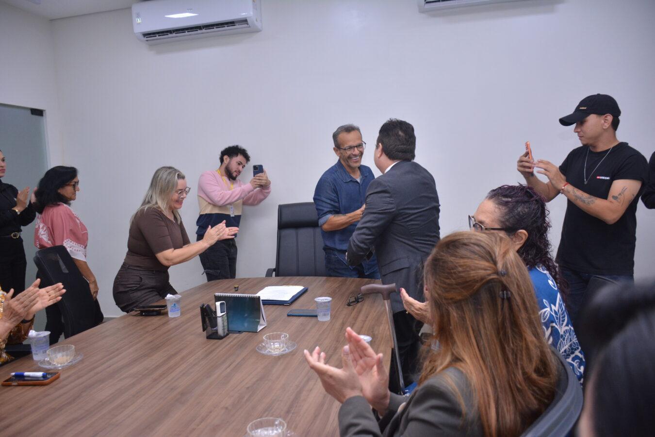 Pedro DaLua assina decreto para realização de concurso público da advocacia municipal