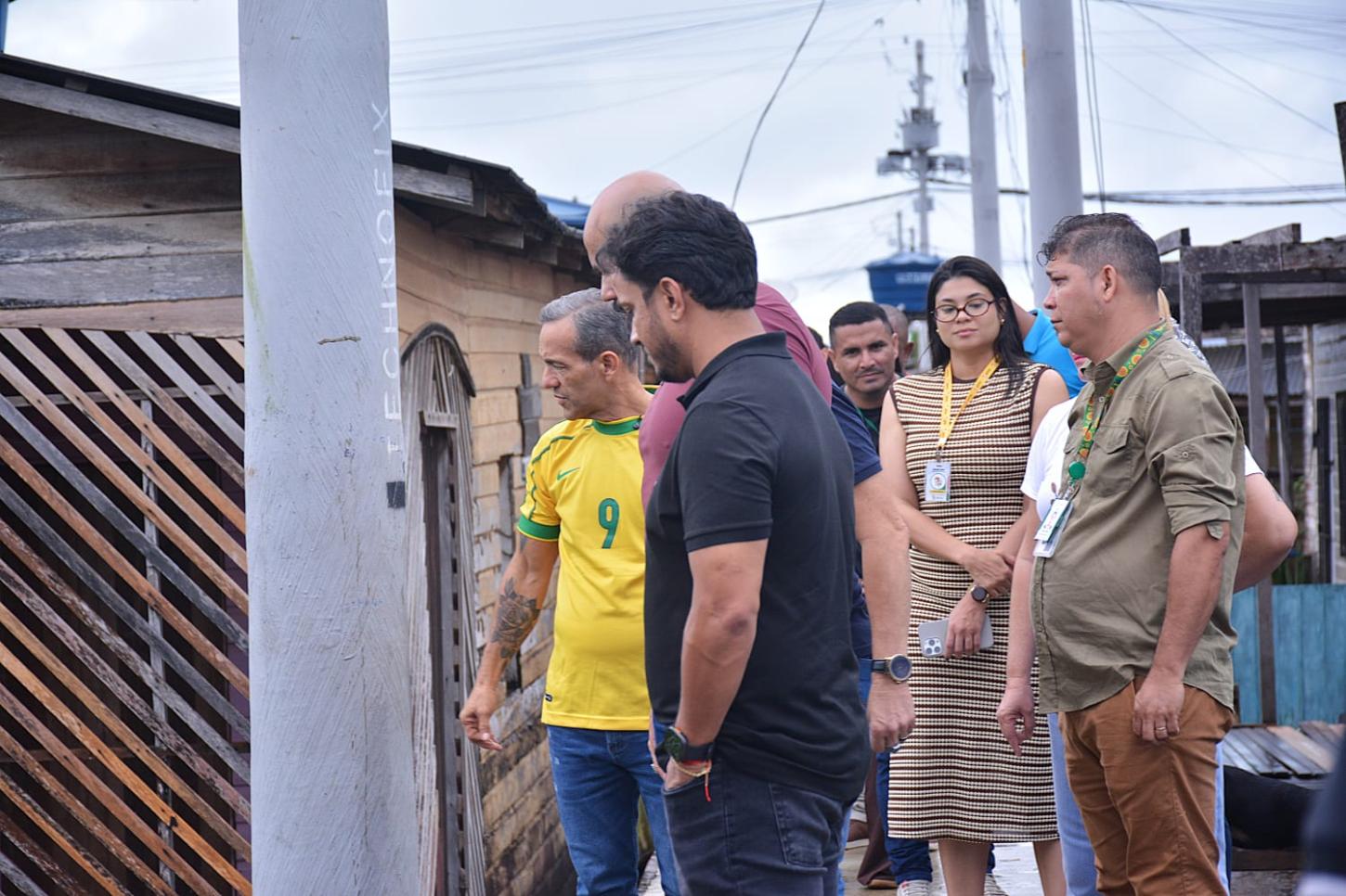 Prefeito percorre passarelas do Congós e acompanha demandas de moradores