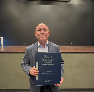 Santana recebe Bíblia em braile e amplia acesso à leitura inclusiva no Teatro Silvio Romero
