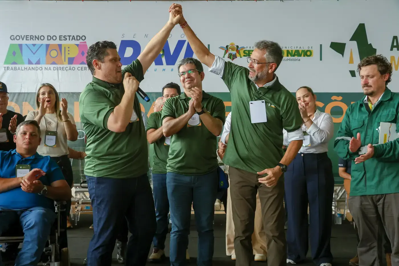 'São famílias que voltam a ter dignidade com a geração de mil empregos', afirma Clécio ao entregar licença que autoriza retomada da mineração no Amapá