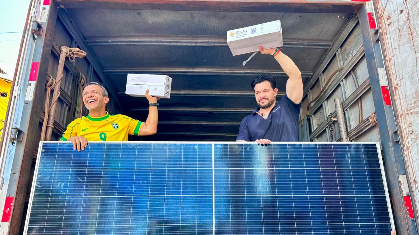 Acácio Favacho acompanha finalização da instalação de energia solar nos primeiros blocos do Mucajá 