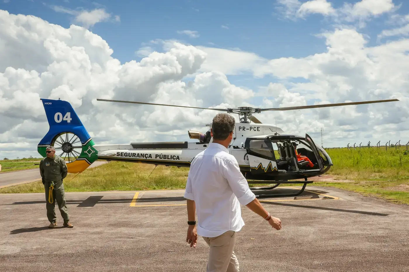 Clécio acompanha chegada do helicóptero que será UTI aérea do GTA no Amapá: 'resgate especializado para salvar vidas'