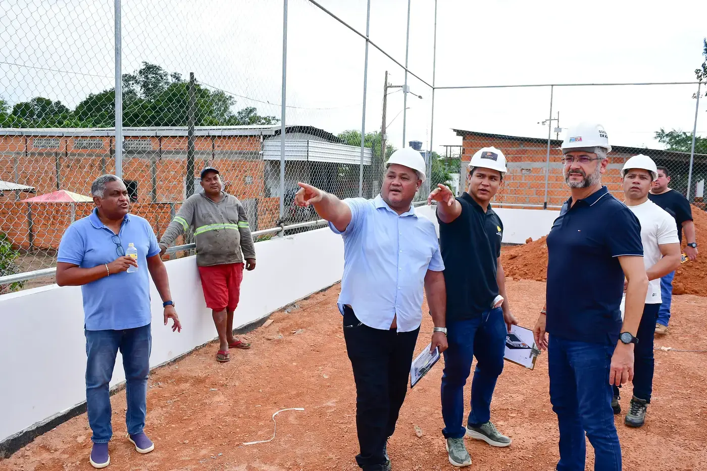 Clécio acompanha de perto obra estratégica de esporte e lazer na Zona Oeste de Macapá