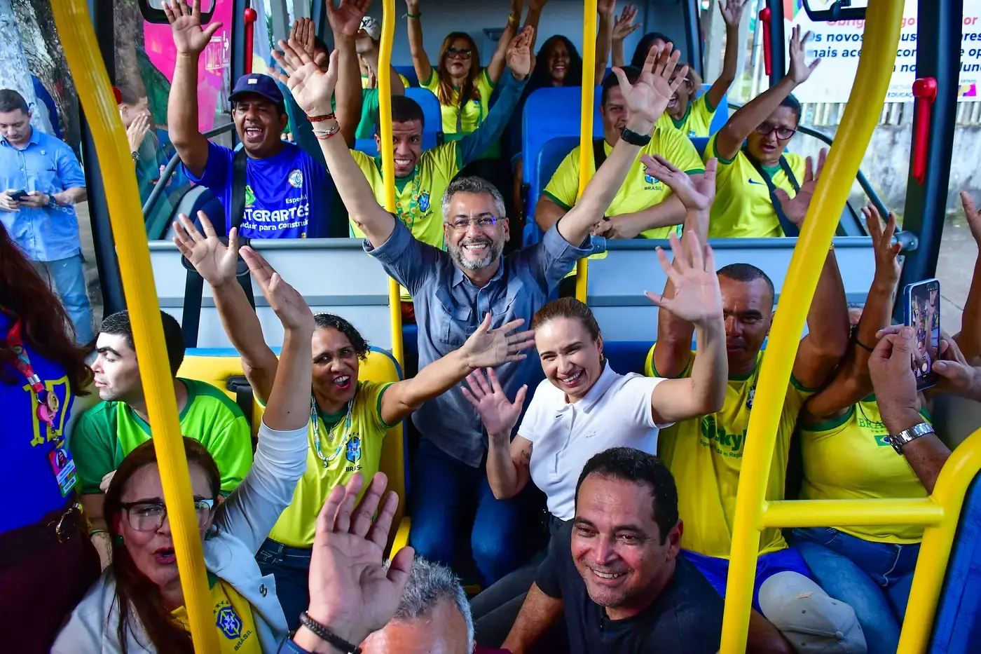 Clécio amplia frota escolar e reforça acesso à educação com entrega de 10 novos microônibus