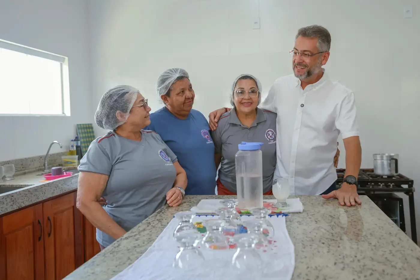 Clécio vistoria ajustes finais da reconstrução da Escola Estadual Lauro Chaves