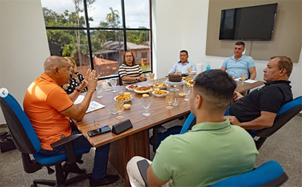 Conselho Deliberativo do MazagãoPrev avalia investimentos e homenageia servidora aposentada