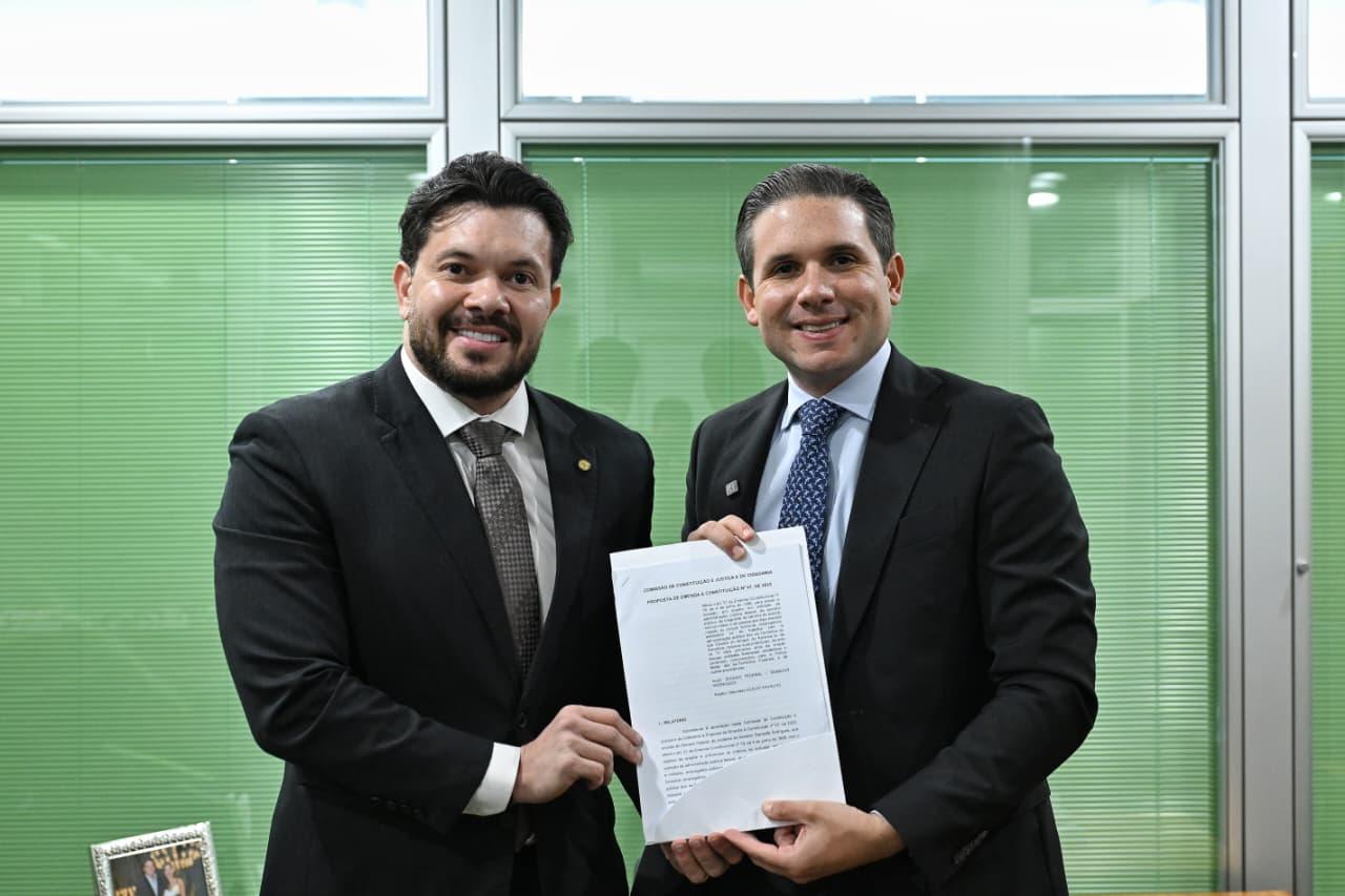 Deputado Acácio Favacho entrega parecer da PEC 47 ao presidente da Câmara, Hugo Motta