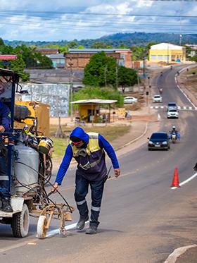 Laranjal do Jari recebe serviços de revitalização da sinalização viária