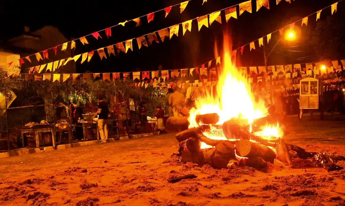 Ministério Público recomenda que população evite fogos com estampido durante festejos juninos